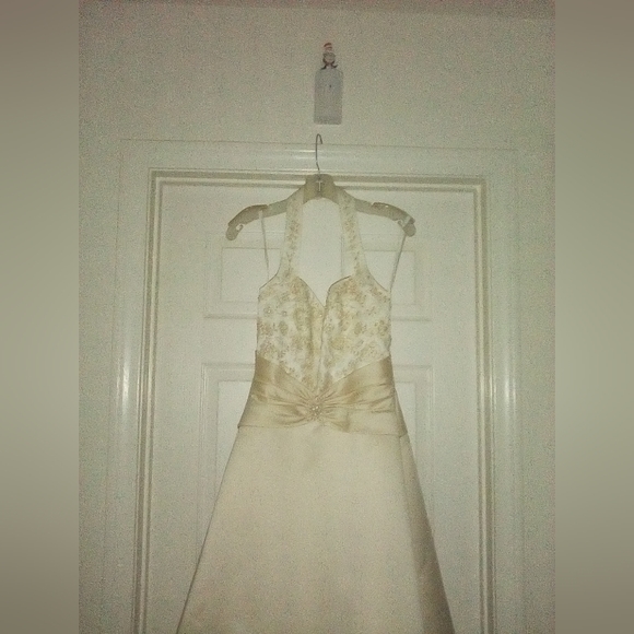 Wedding dress - Picture 3 of 10